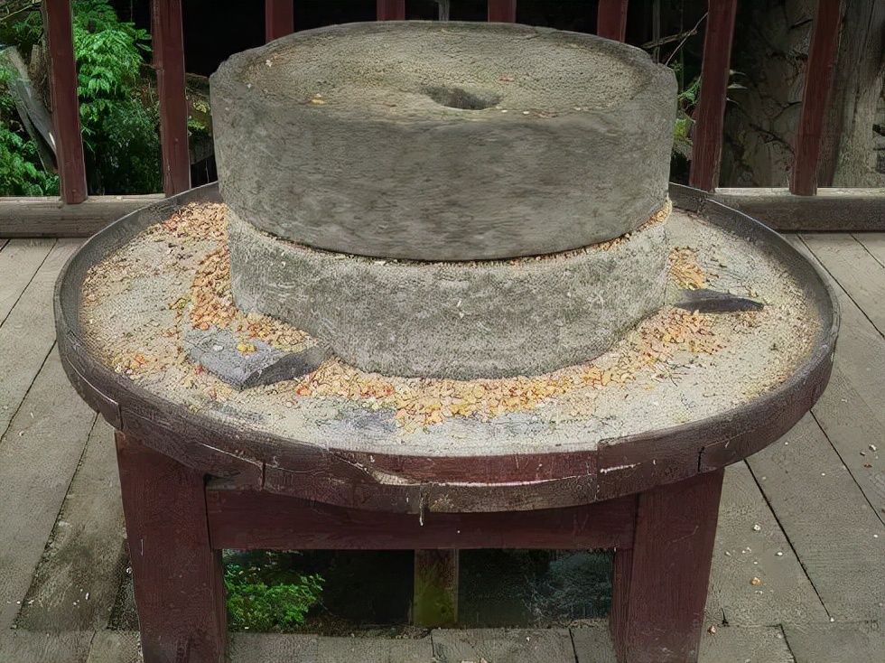 在30年前的农村,石磨在农村的生产生活中是不可或缺的.