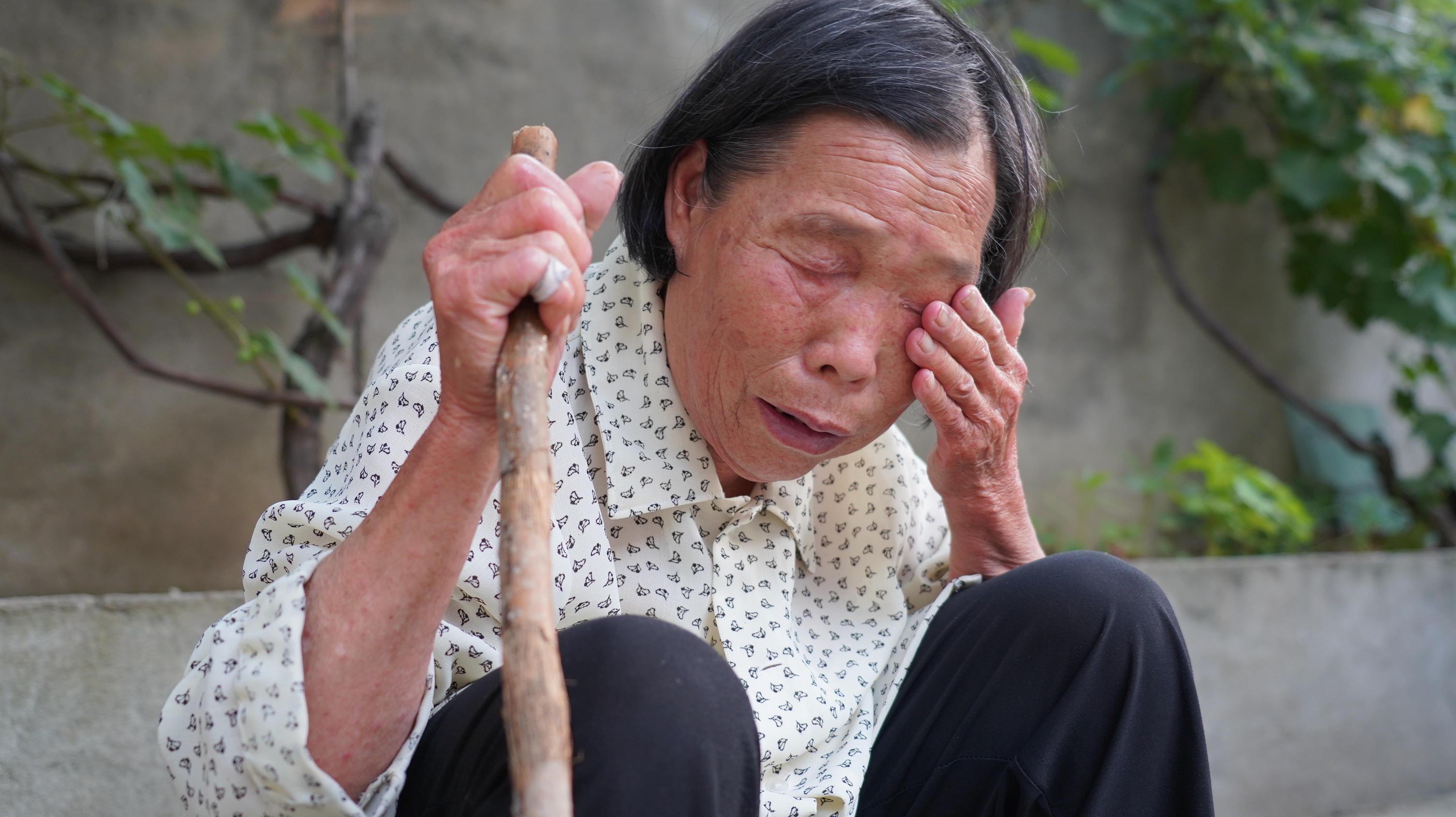 山东87岁老人孝顺父母一辈子,病重时,还到父母坟前最后一拜