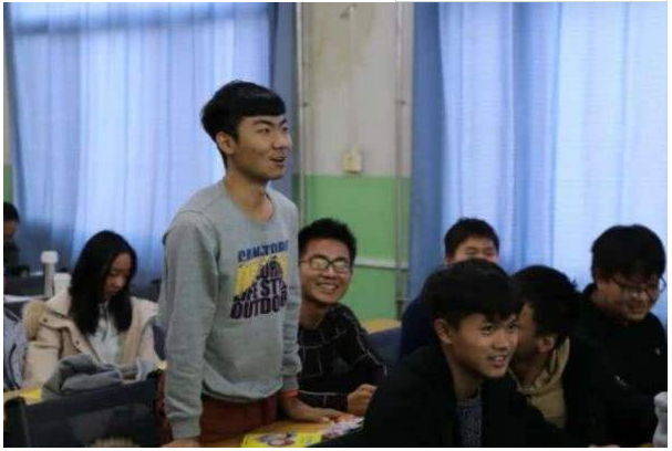 大学老师上课“花式点名”，为保出勤率绞尽脑汁，学生想逃课没门