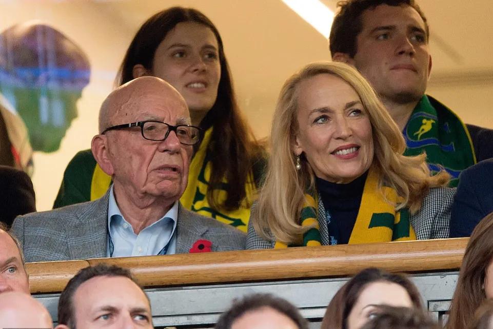 邓文迪91岁前夫默多克要离婚，妻子年轻时随身带婚纱求嫁摇滚巨星