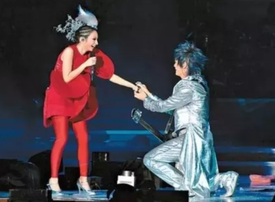 挤走主唱，替身被吐槽后又后悔，糊掉的飞儿乐队真该学学凤凰传奇