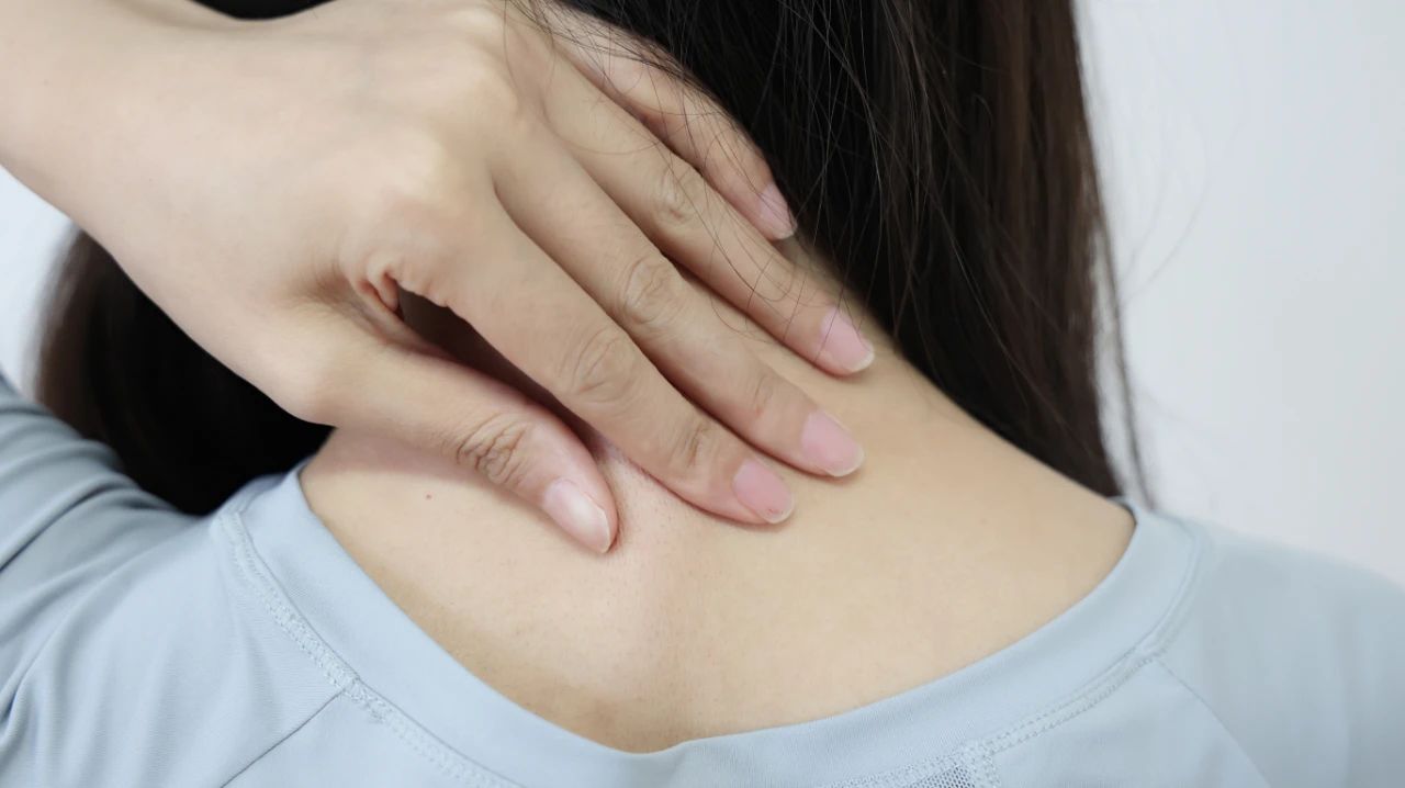 在临床上,许多强直性脊柱炎患者都会出现持续性的背部疼痛,而且在早上