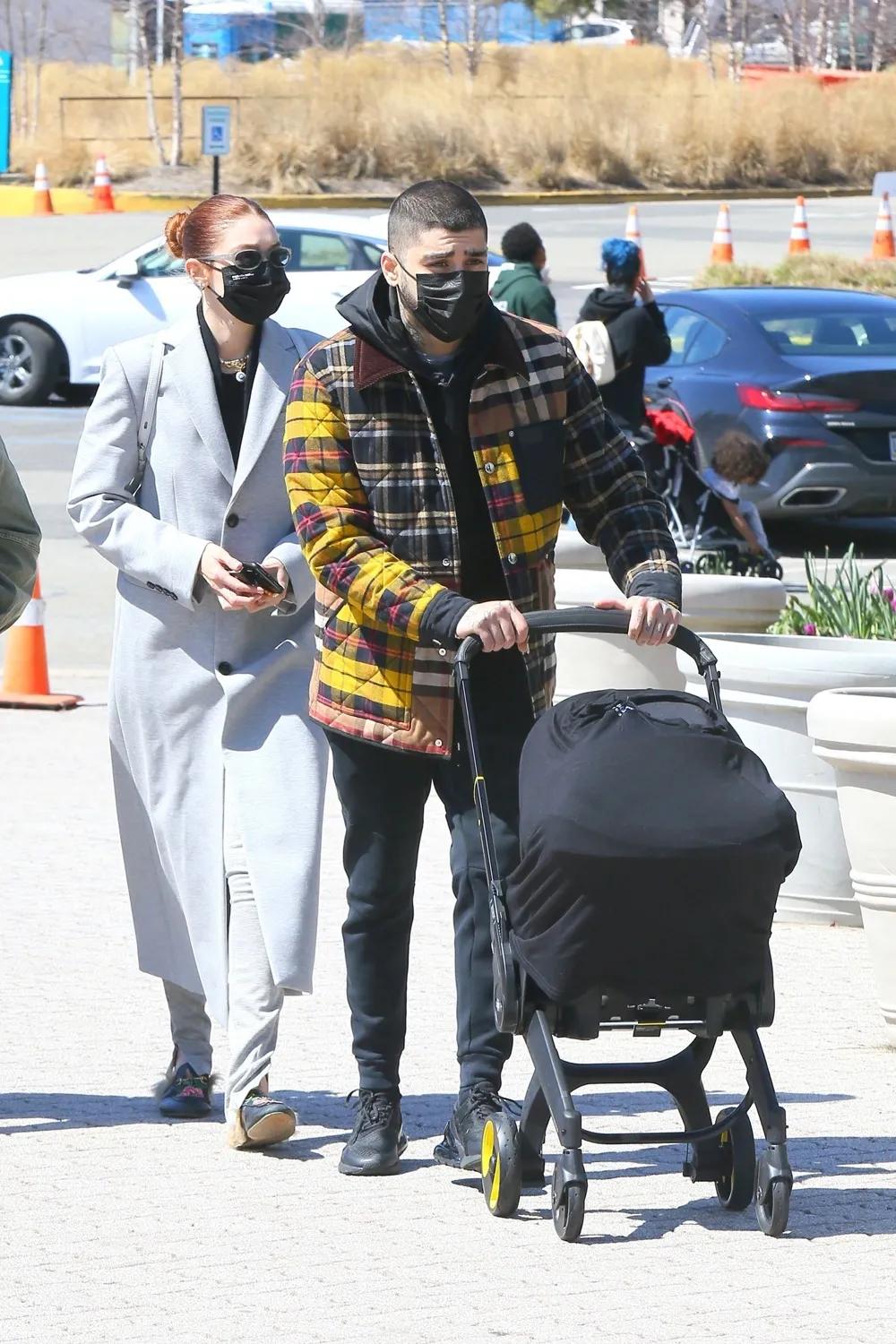 吉吉哈迪德纽约街头溜娃 露脐T恤牛仔短裤身材超好