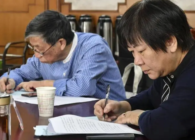 “留下是占用资源”，校长劝55岁高级教师退休，老教师的话惹怒赞