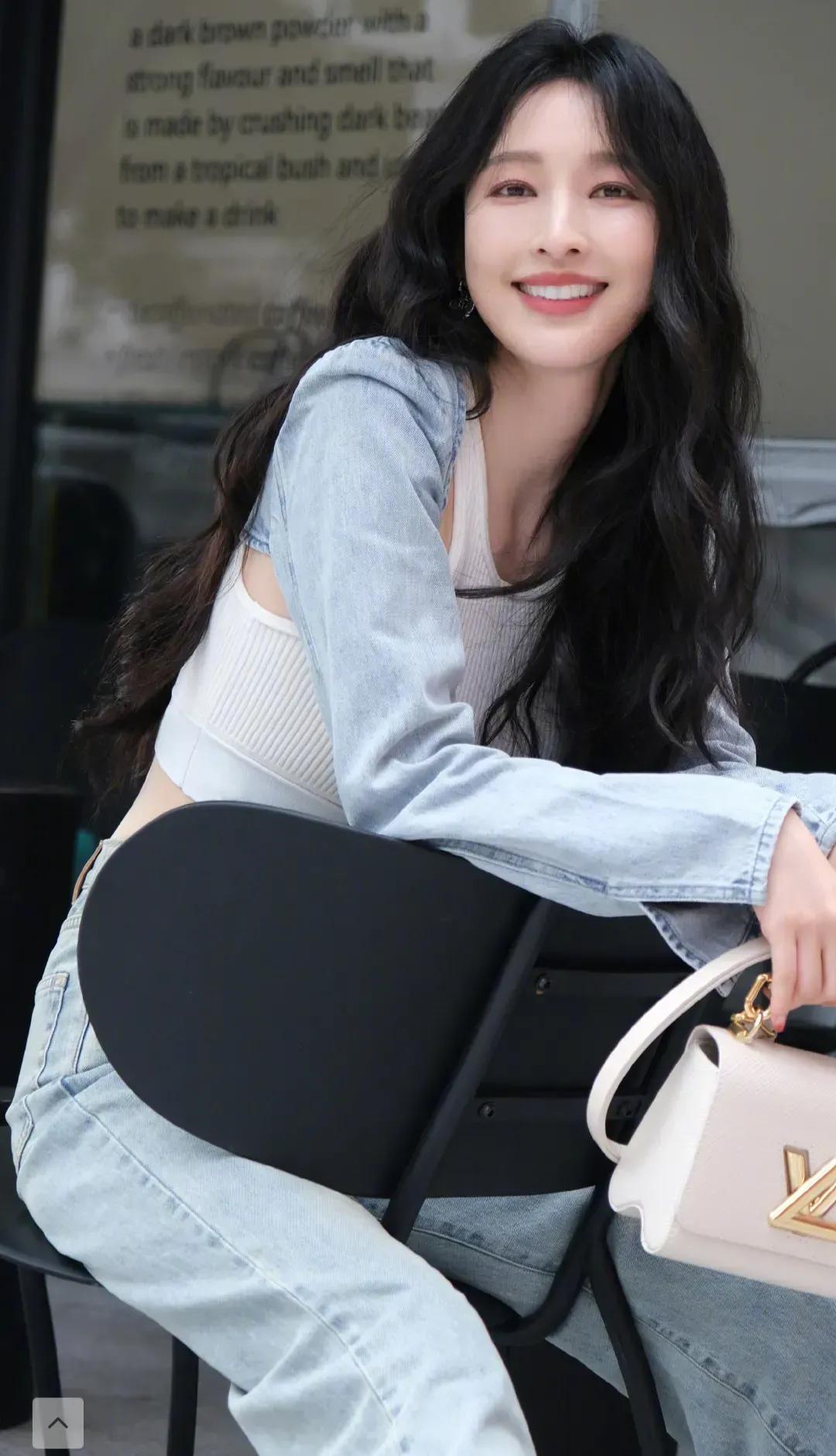 张俪中分长发微卷，复古减龄又洋气，纤细高挑的身材，美丽加分