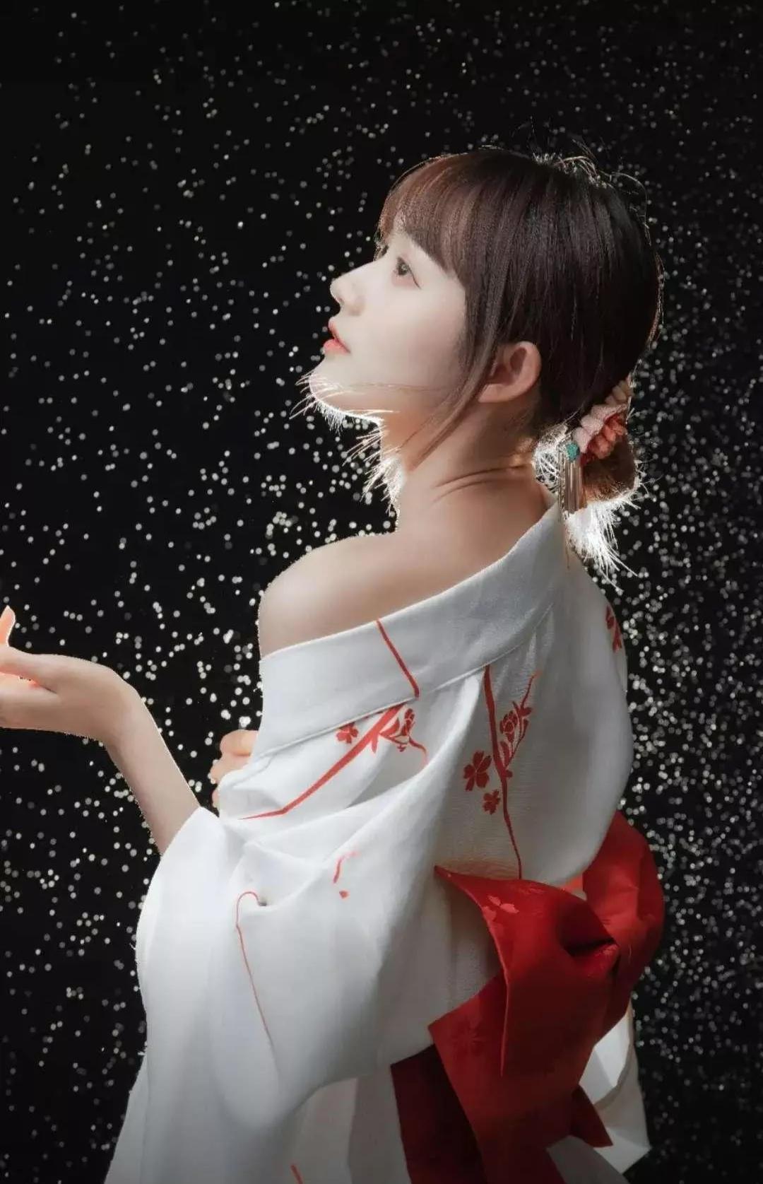 手机桌面，明星许龄月、鞠婧祎、李一桐和孙晓伦