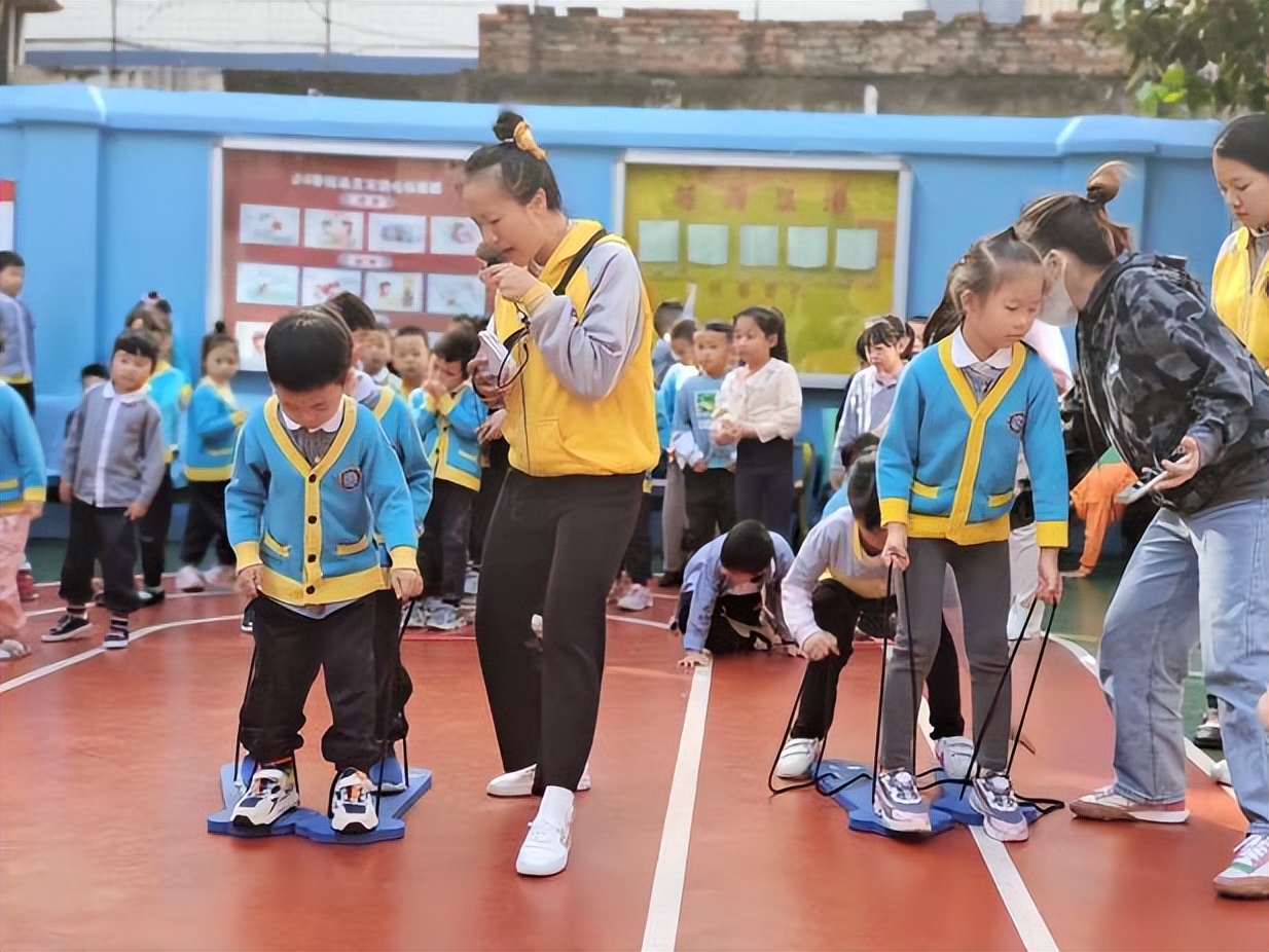 如何引导孩子学会正确背书包 昆明双语托儿所 昆明睿思幼儿园