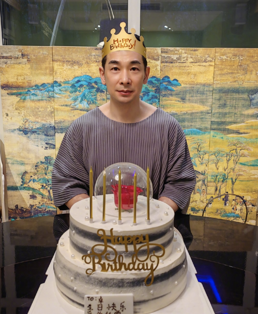 赵文卓晒庆生照，50岁依然精神矍铄满头乌发，获大女儿写信送祝福