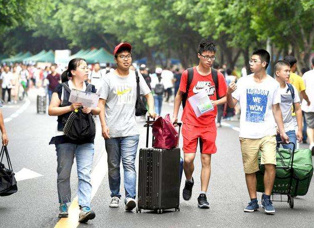 大学生真实的生活费流出，没有对比就没有伤害，网友：差距太大了