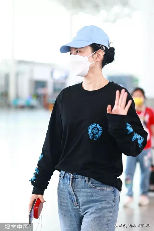 黄奕现身机场获女儿前来送机 母女二人拥抱告别依依不舍