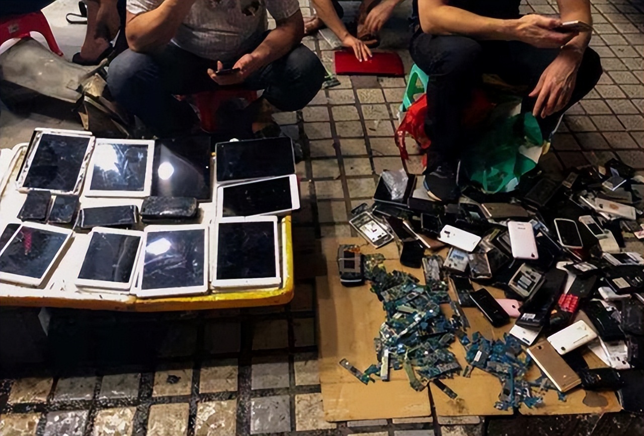 华强北"山寨手机王子":曾拥亿万财富,如今痴傻沦落街头