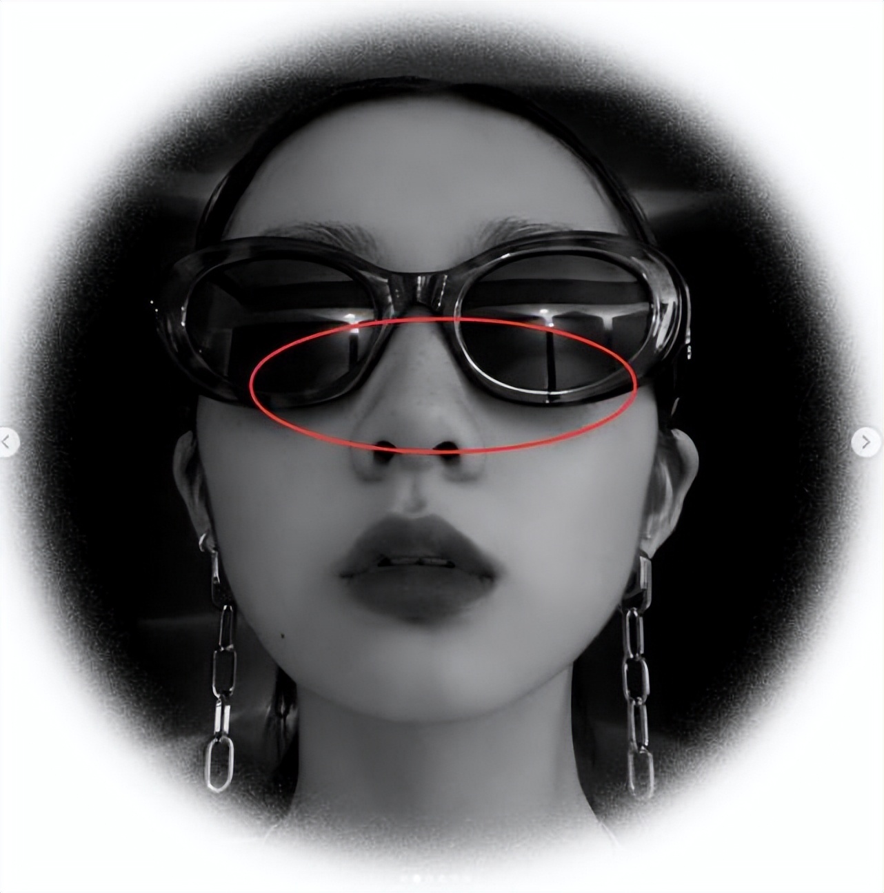 16岁黄多多晒自拍，涂红色指甲油时髦感超强，脸上的雀斑抢镜了