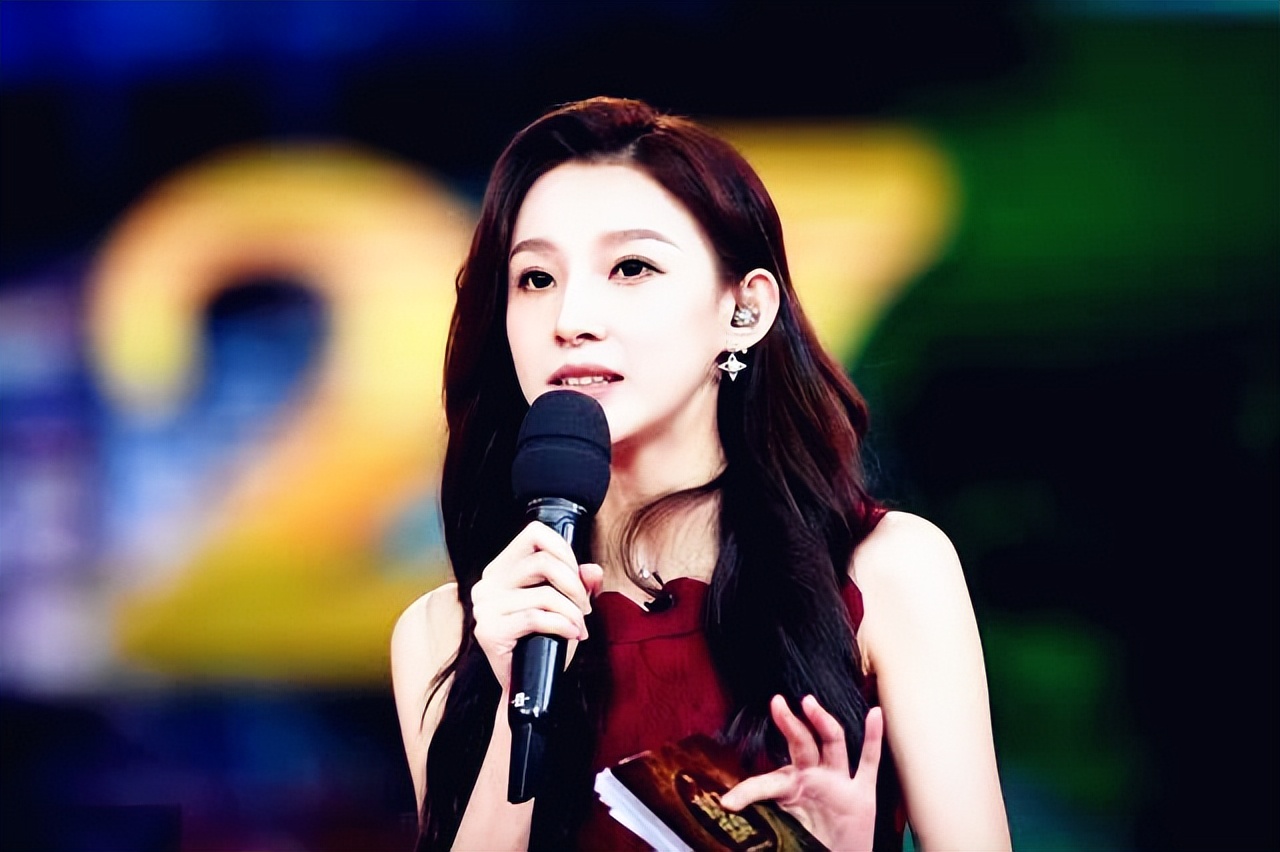 足球明星变成娃娃脸(卡塔尔现场主持马凡舒,穿灰裙配小领带太标志