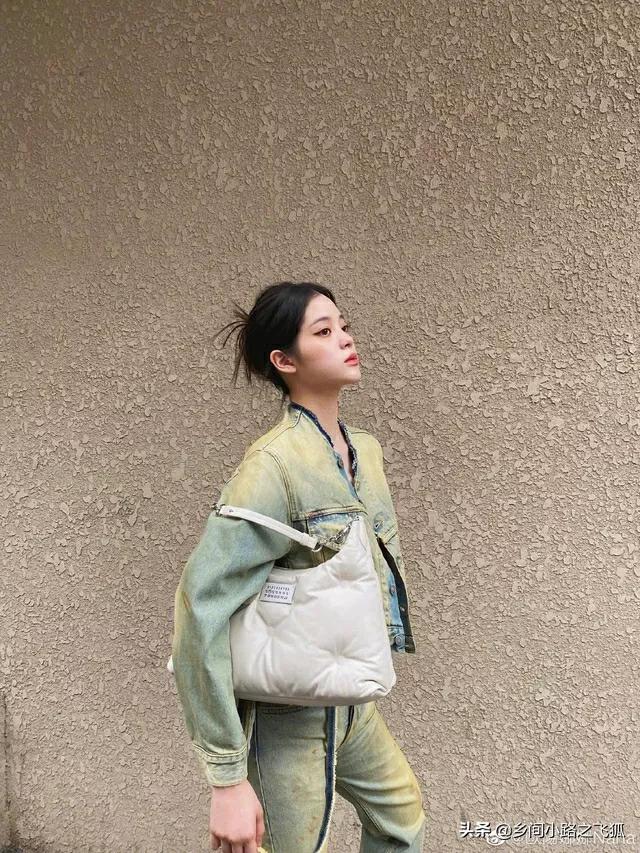 欧阳娜娜晒星期六OOTD 破旧牛仔风又甜又酷