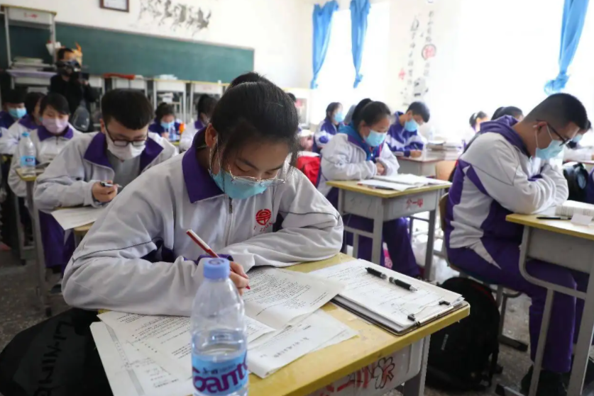 新高考模式下，为何不建议选“物生地”，不同年龄老师有不同解释