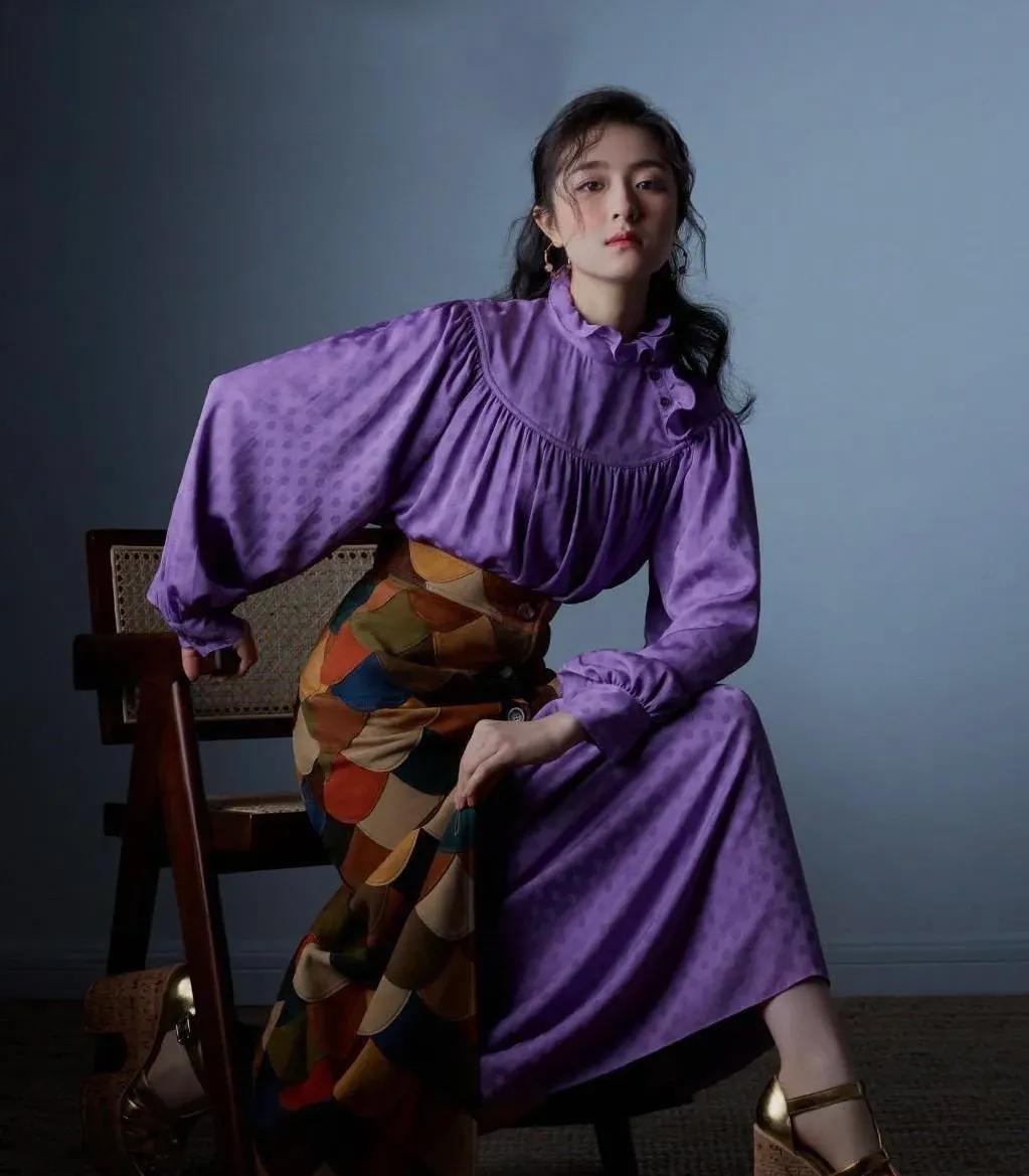 李兰迪瘦下来后，突出精致的五官，清纯软糯的样子真美呀