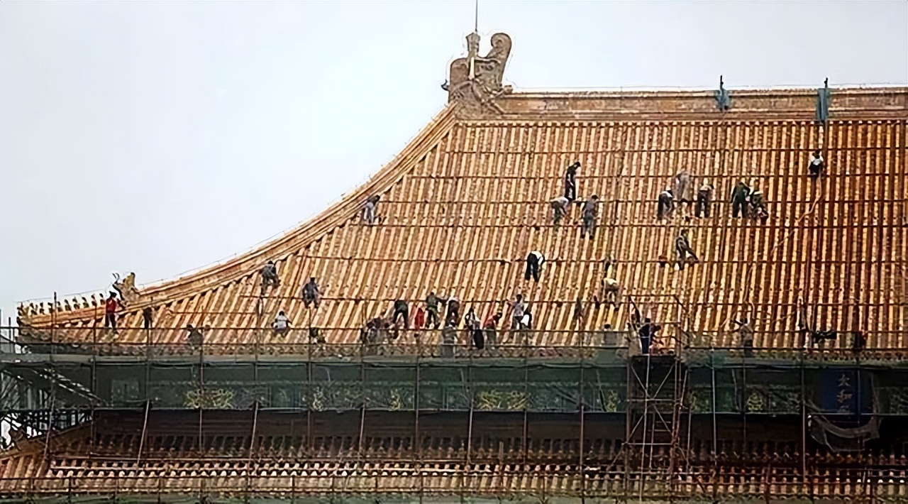 明永乐十五年,公元1417年,在北京燕王府,大小官员对着面前几块青砖