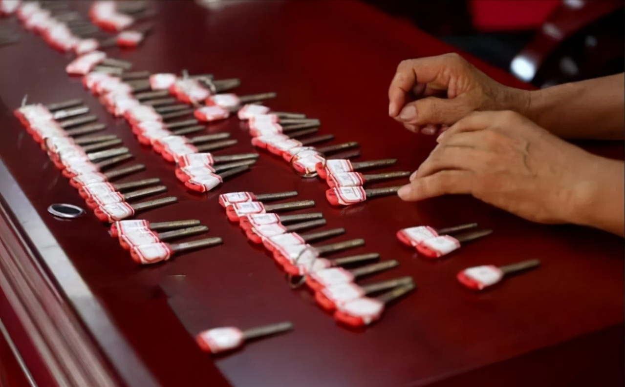 1980年，农村娃考上北大全村凑路费，38年后每户获赠一栋别墅