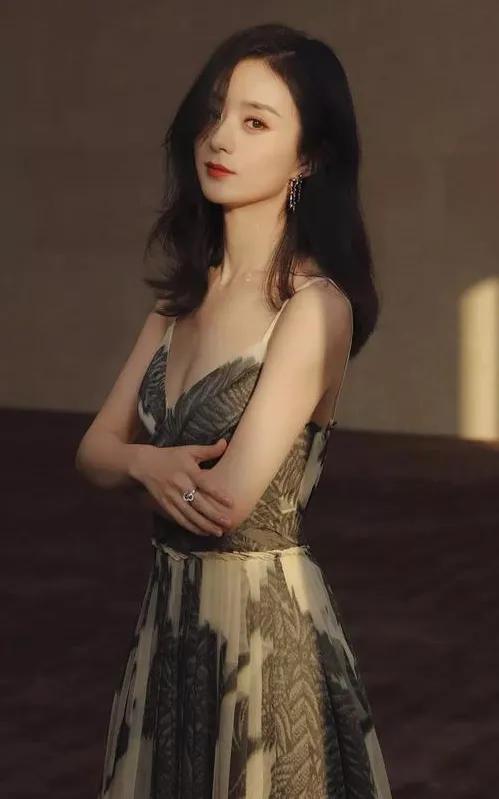 女星赵丽颖—巧笑嫣然，淡妆点缀，瓷肌红唇，漂亮的不像话