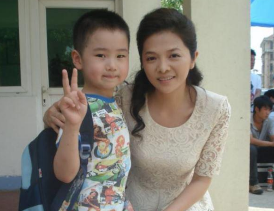 8位红极一时的央视主持人现状，61岁未婚，直播带货，身家过亿