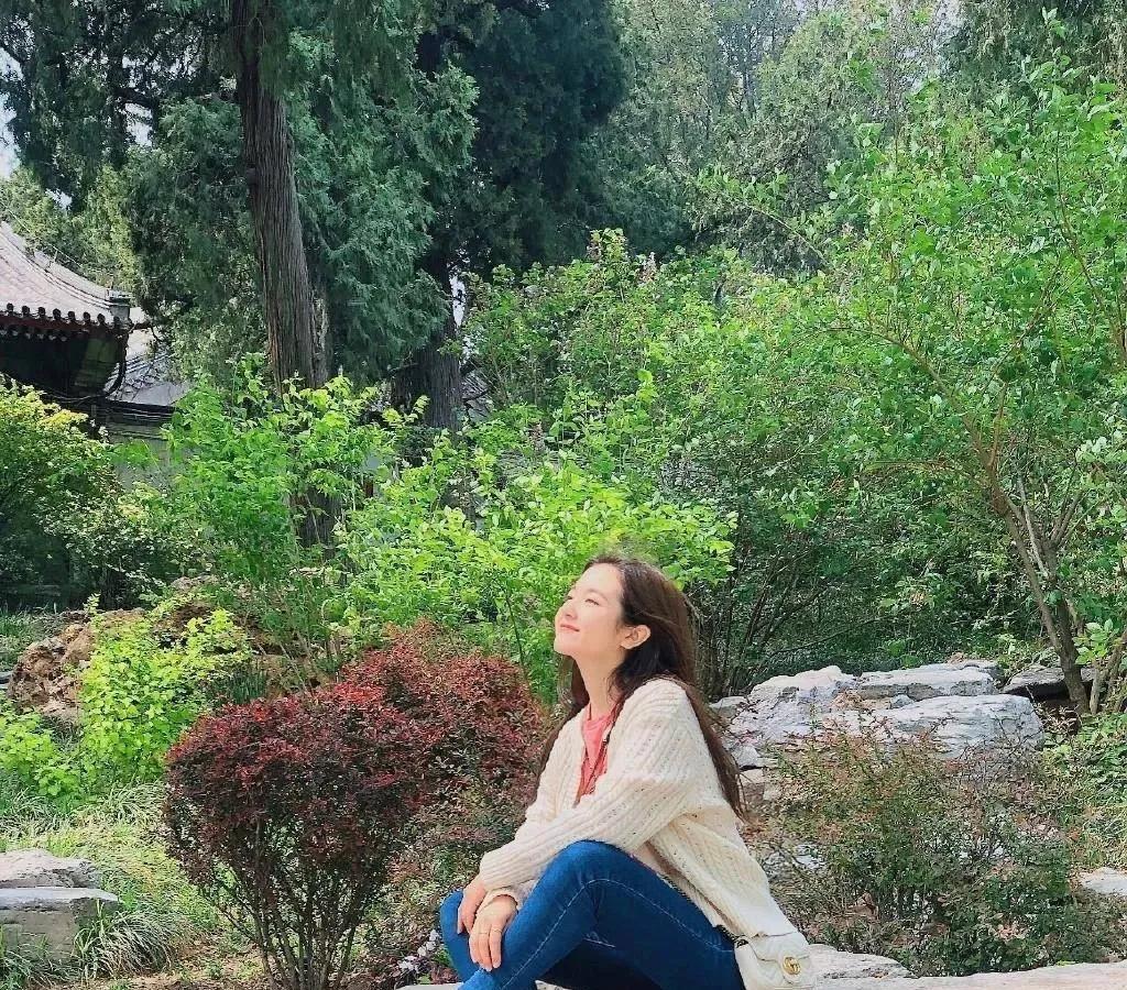 李兰迪瘦下来后，突出精致的五官，清纯软糯的样子真美呀