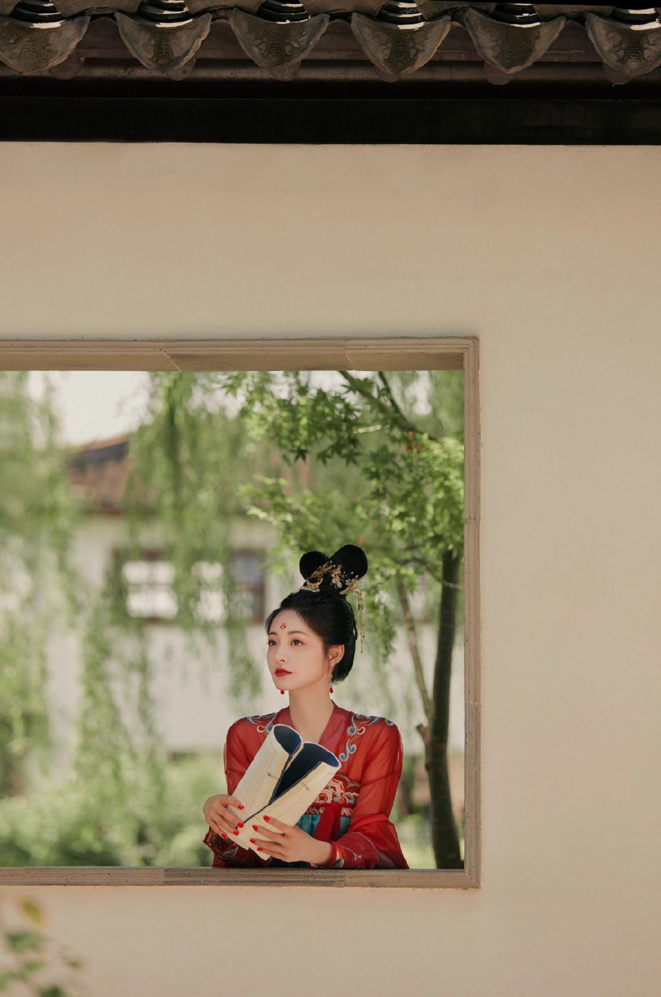 周洁琼红衣古装剧照 翩翩起舞