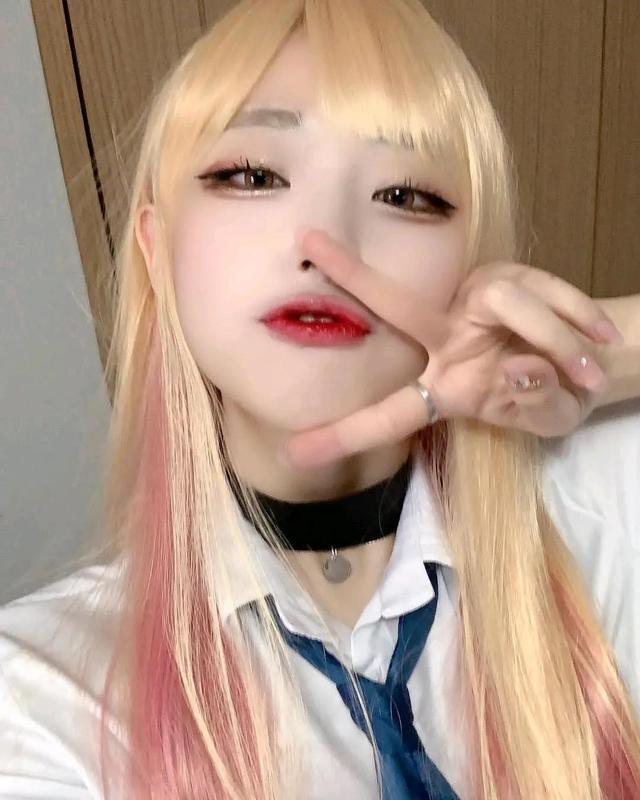 她是韩国网红,长着一张纯欲脸,也被称为"天花板"