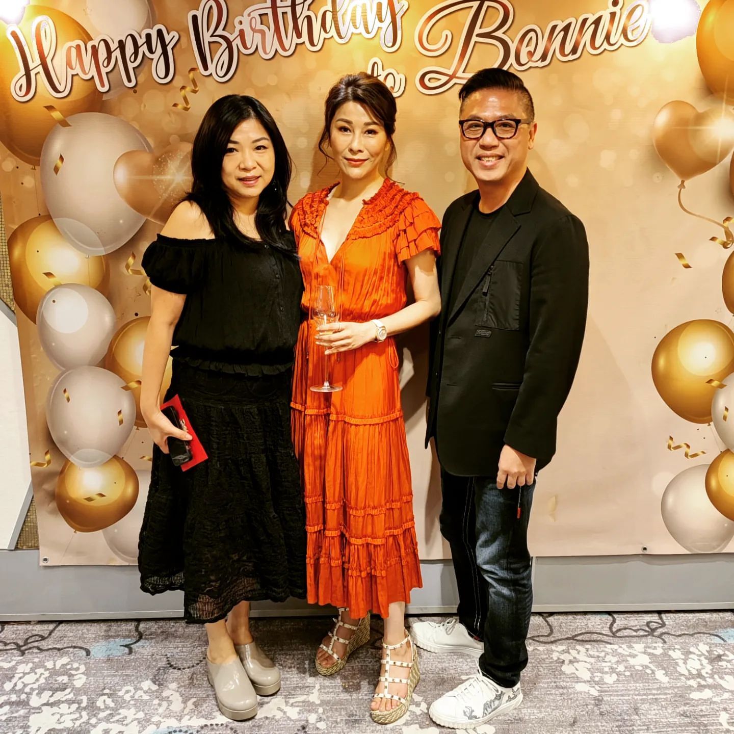 “长孙皇后”童爱玲罕露面，49岁皮肤紧致似少女，戴金表尽显阔气