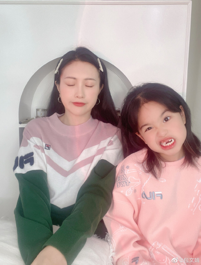 包文婧与女儿搞怪合拍，饺子花式凹造型星范足，妈妈成背景板