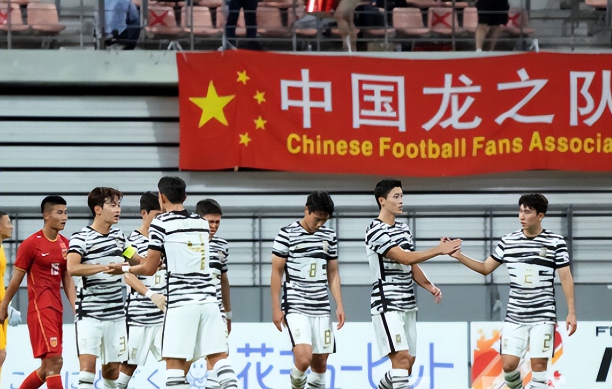 国足三十九分几秒进的乌龙球（回放国足3次丢球！超级乌龙球，防守6人看戏，后防核心被打爆了）