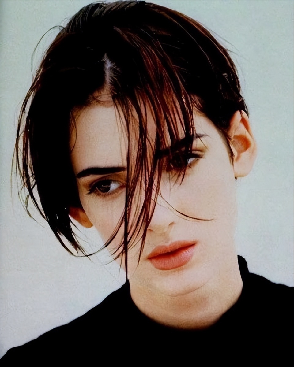 她的叛逆暗黑风依然时髦，回顾Winona Ryder 90s的经典短发
