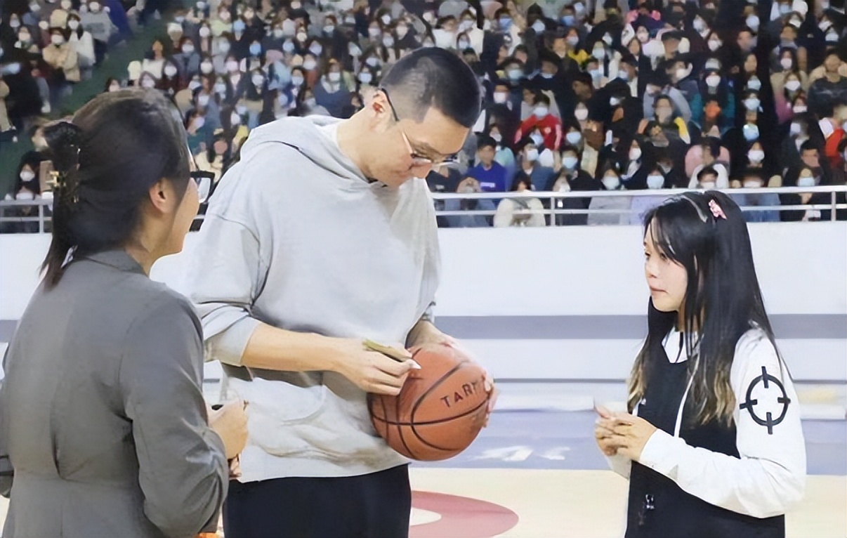 CGTN - #ChinaFaces: Chinese basketball legend Sun Yue