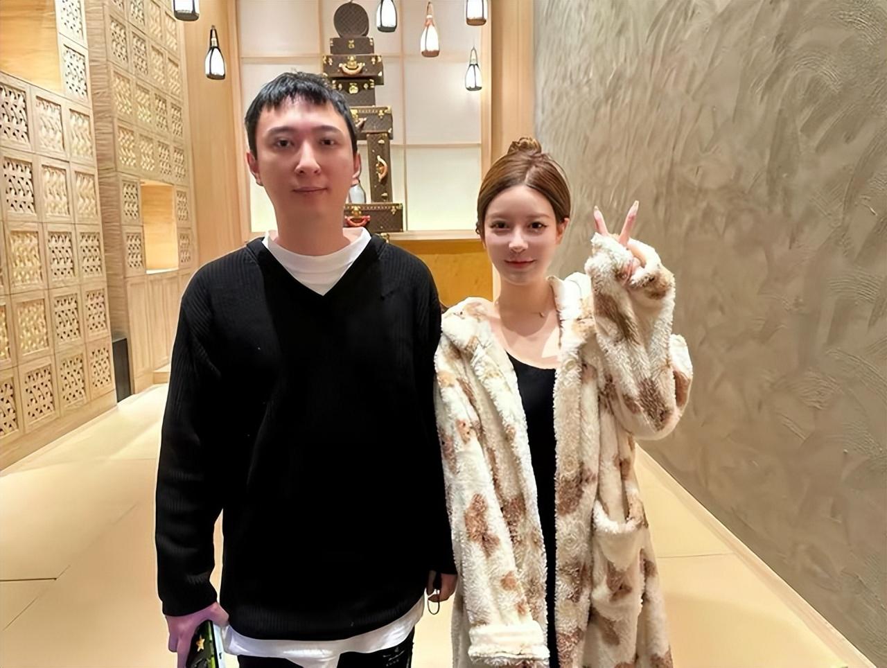 王思聪搂新女友逛街,身材超好三围傲人,网友直呼:快去请孙一宁