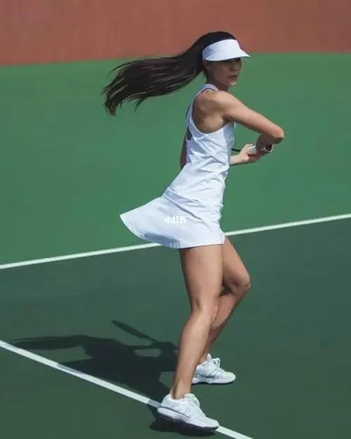 美女网球(打网球的美女，每天坚持运动1个小时，身体杠杠的「22.3.25」)