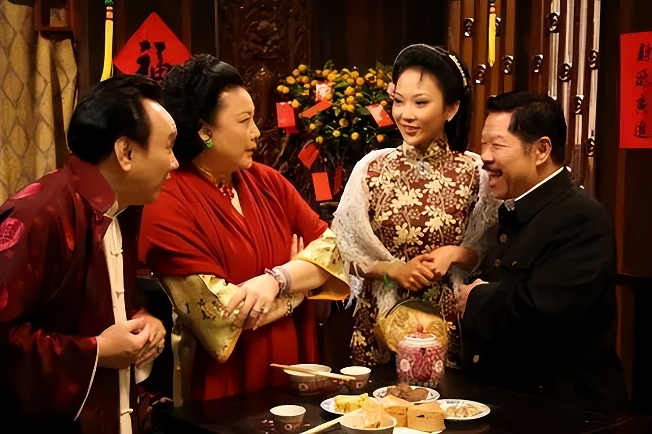 48岁的"韩师奶"董潼,戏里嫁给韩志丰,现实中的丈夫是华人富商