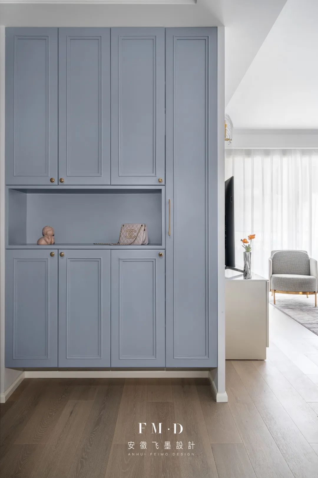 不管是玄关客厅卫生间,还是墙面地面柜子,亦或是窗帘沙发等软装