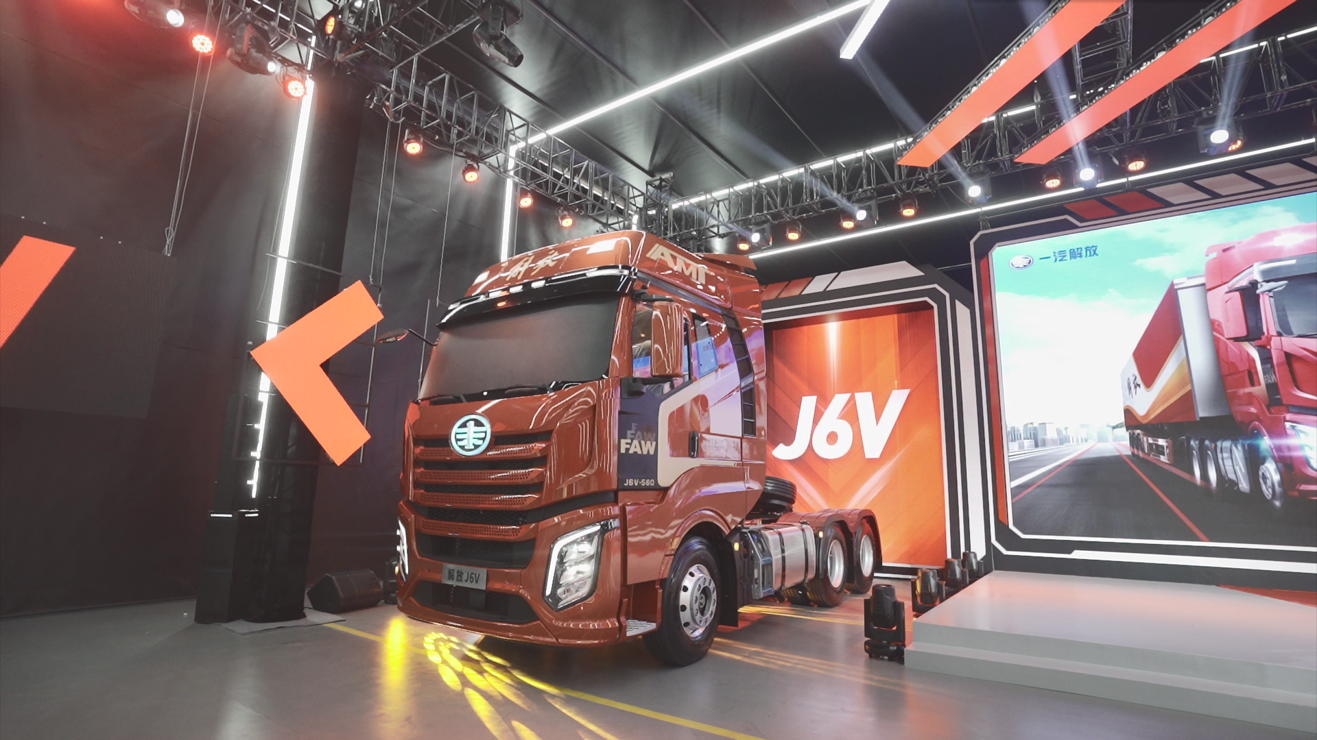 節目丨一汽解放J6V牽引車「安全篇」保駕護航，無V不至
