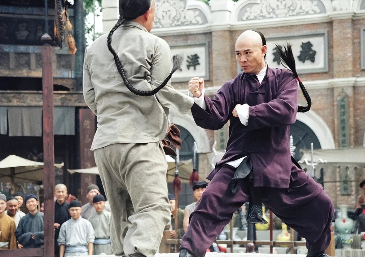 霍元甲踢馆慈禧保镖，踢了两脚后转身就走，对手站在原地纹丝不动