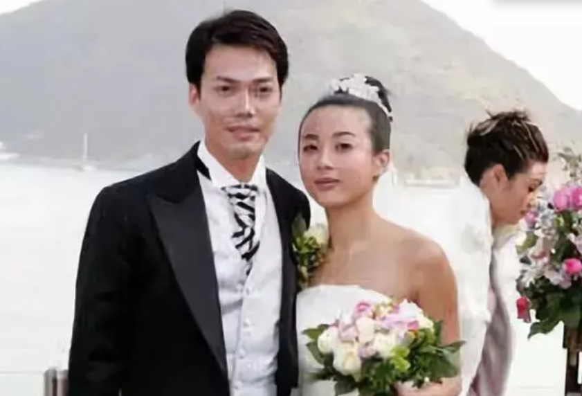 谢天华迎55岁生日，娶经纪人恩爱15年，儿女双全堪称人生赢家