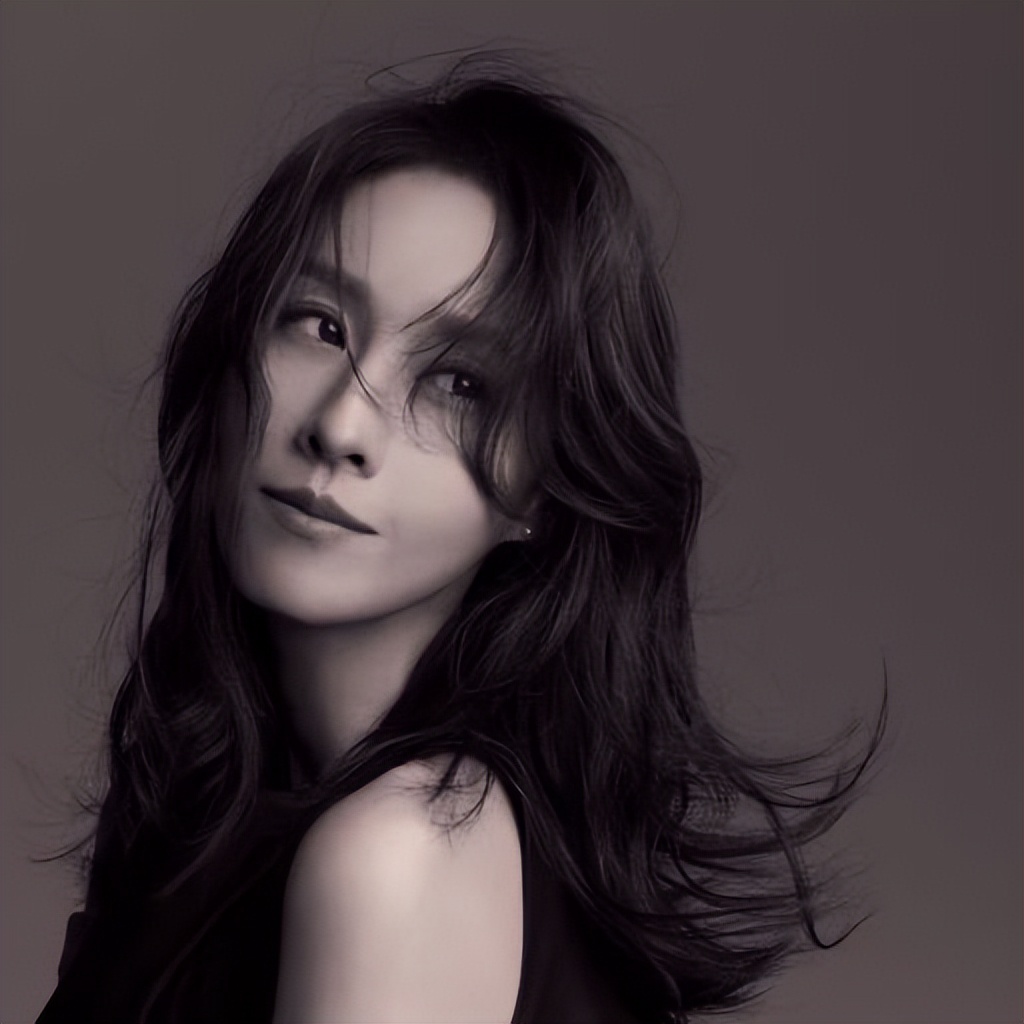 2013年,曾恺玹嫁给经纪公司老板陈冠宇,并于之后淡出演艺圈,生下一女.