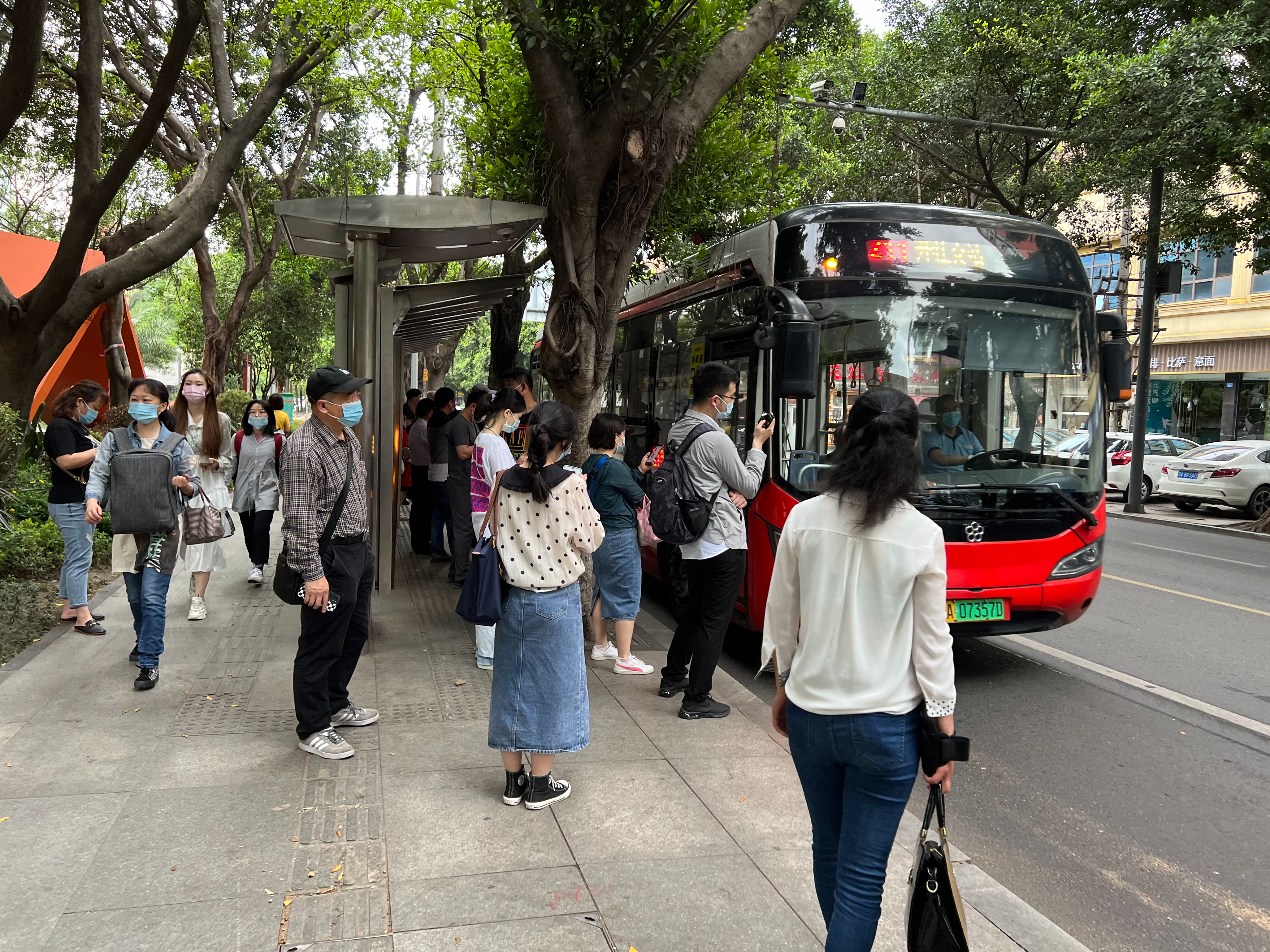 成都恢复限行首日 道路上私家车的数量明显减少