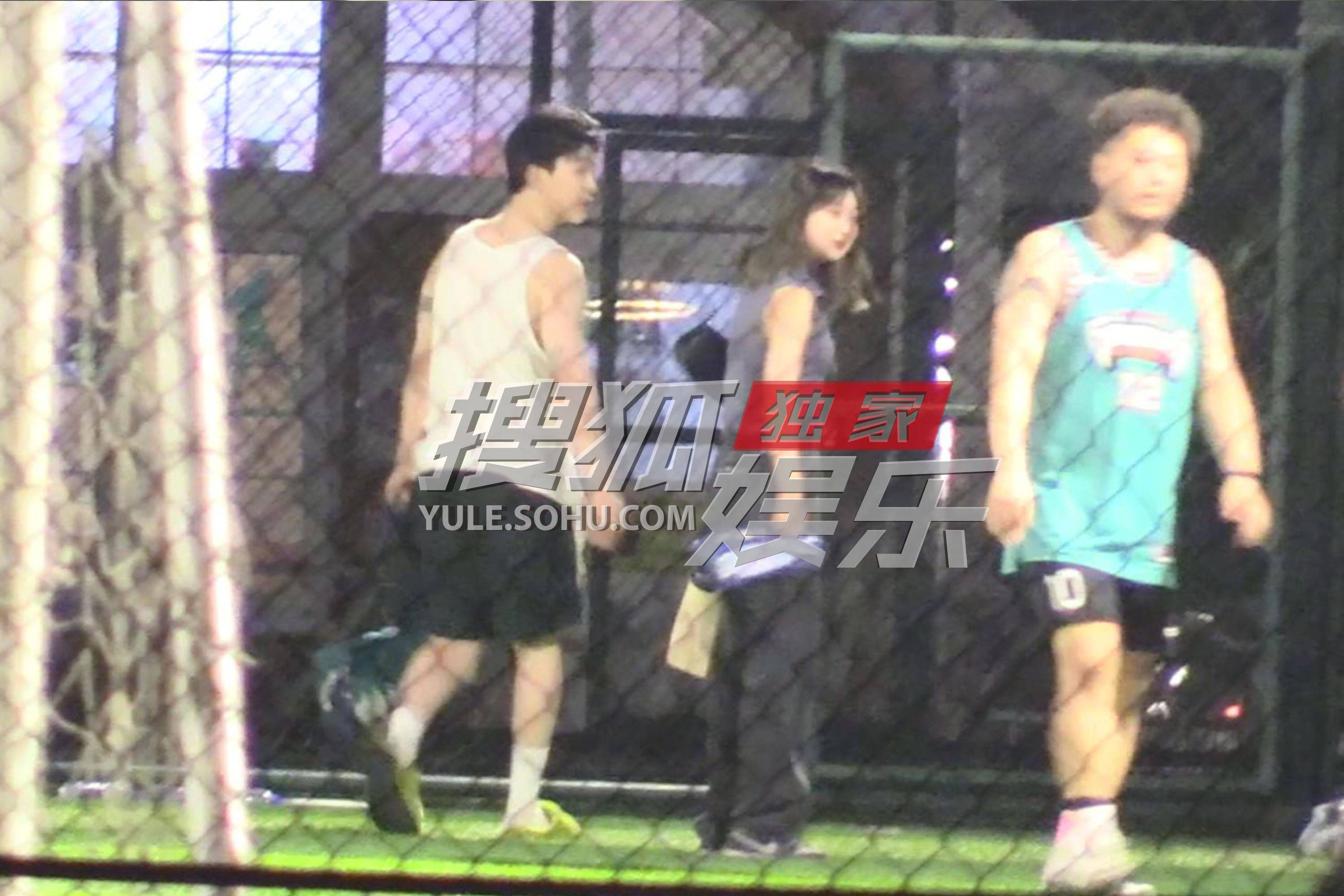 范丞丞与林允买超凌晨一同玩飞盘 球场换衣服秀肌肉