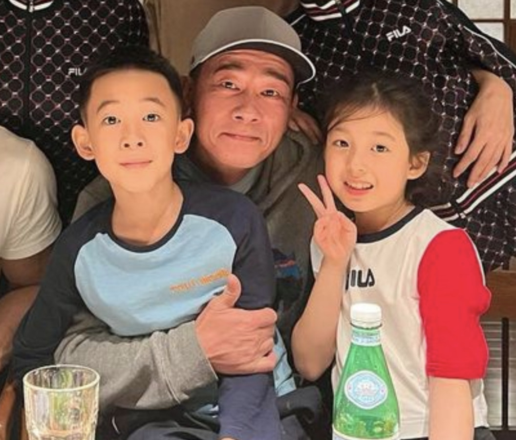 刘畊宏晒爸爸5聚会照，春哥一手抱Jasper一手抱小泡芙，笑容满足