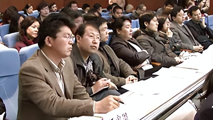 2010年，郑州大学生扶老人被索赔20万，法院两次开庭，最后咋判的