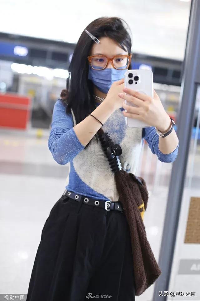 章若楠出发前往录制《中餐厅6》对着手机整理发型