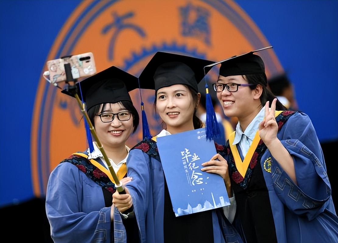 南京大学“土家族”女孩走红，学历证书曝光，评论区里一片柠檬精