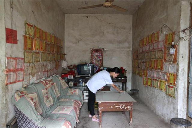 17岁农村女孩考上中山大学，为攒学费每天下地干活