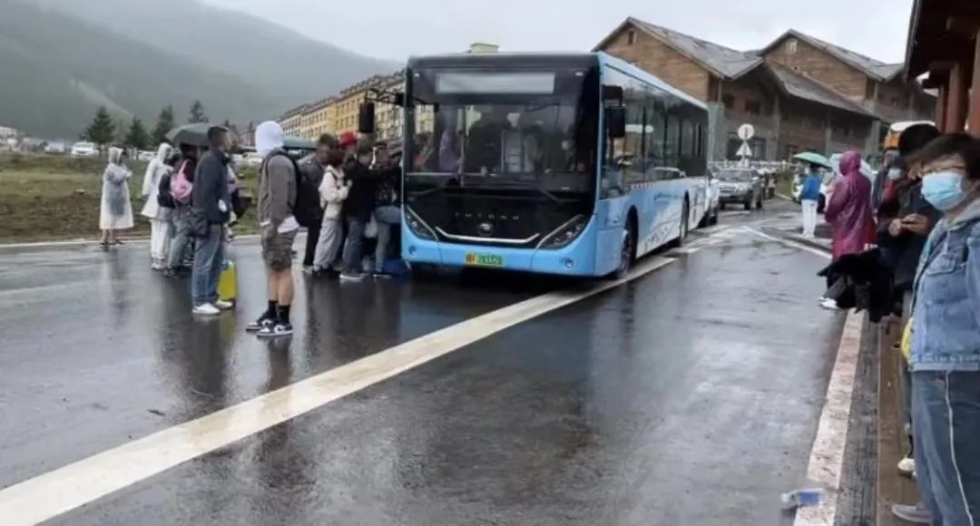 独库公路变堵哭公路，新疆被游客挤爆了