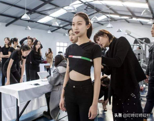 南京高校女生穿黑丝考试，网友化身“柠檬精”：这就是穿衣自由？