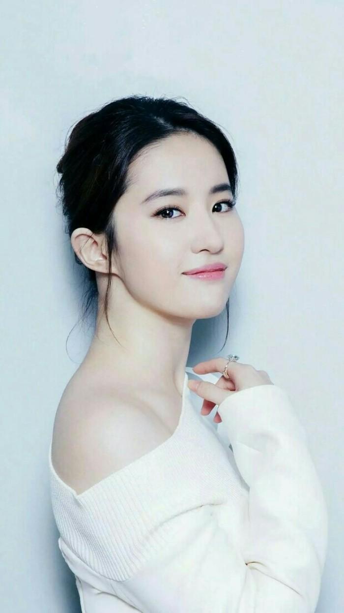 杨采钰不香了?干爹陈金飞被曝想吃回头草让刘亦菲搬回金菲公寓